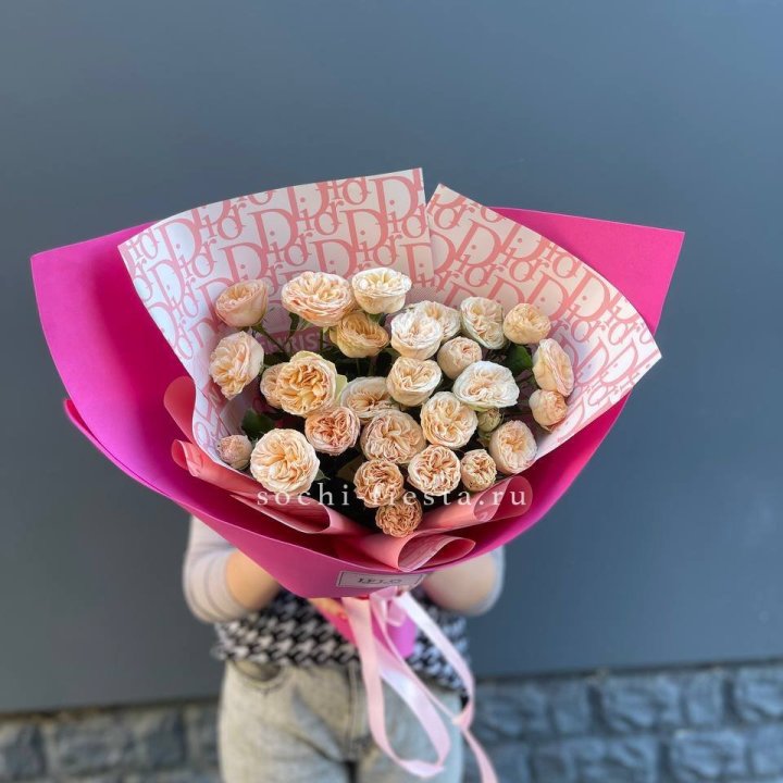 9 пионовидных роз в Великом Новгороде