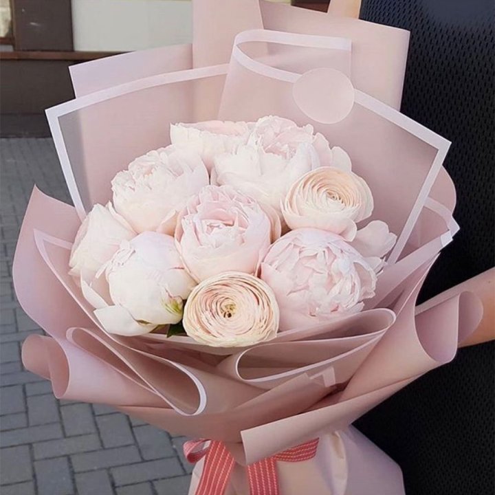 Пионы и ранункулюсы в Великом Новгороде