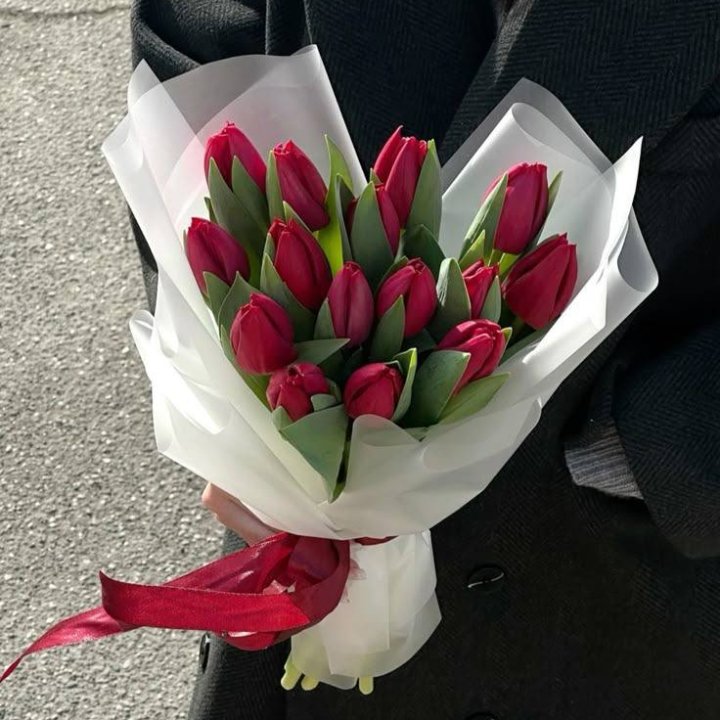 15 красных тюльпанов в Великом Новгороде