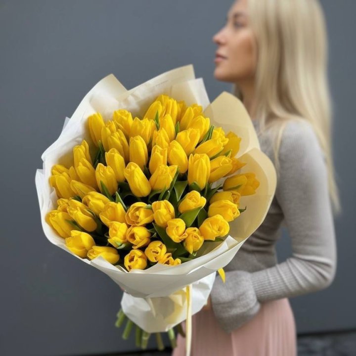 51 желтый тюльпан в Великом Новгороде