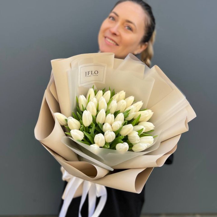 35 белых тюльпанов в Великом Новгороде