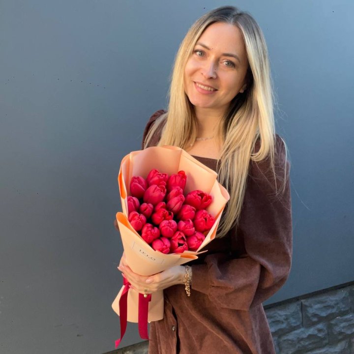  19 красных тюльпанов в Великом Новгороде