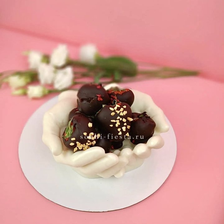 Клубника в шоколаде на шоколадных ладонях  в Великом Новгороде