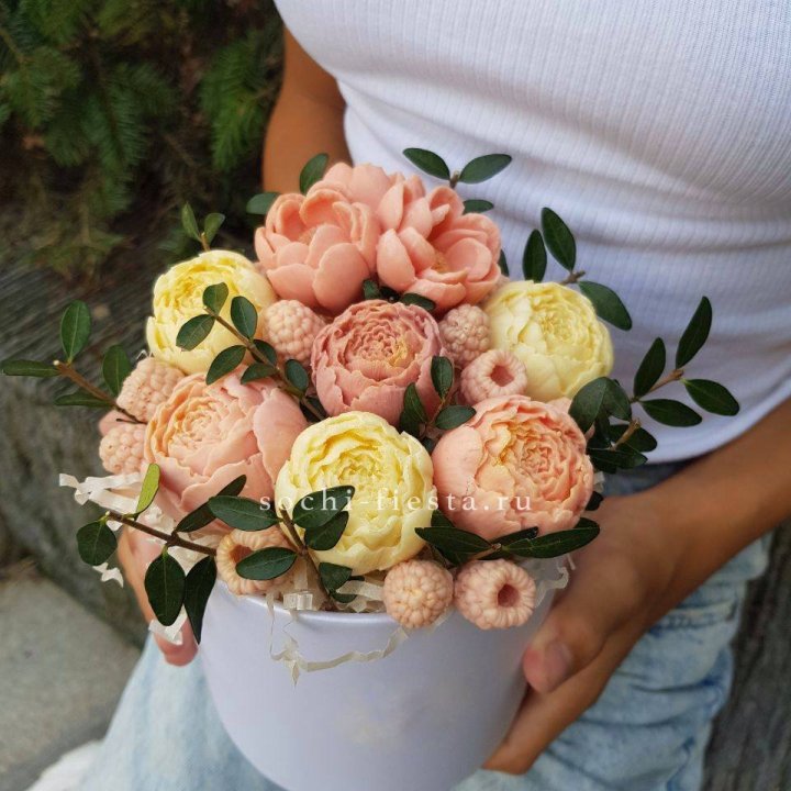 Шоколадный букет с ягодами в Великом Новгороде