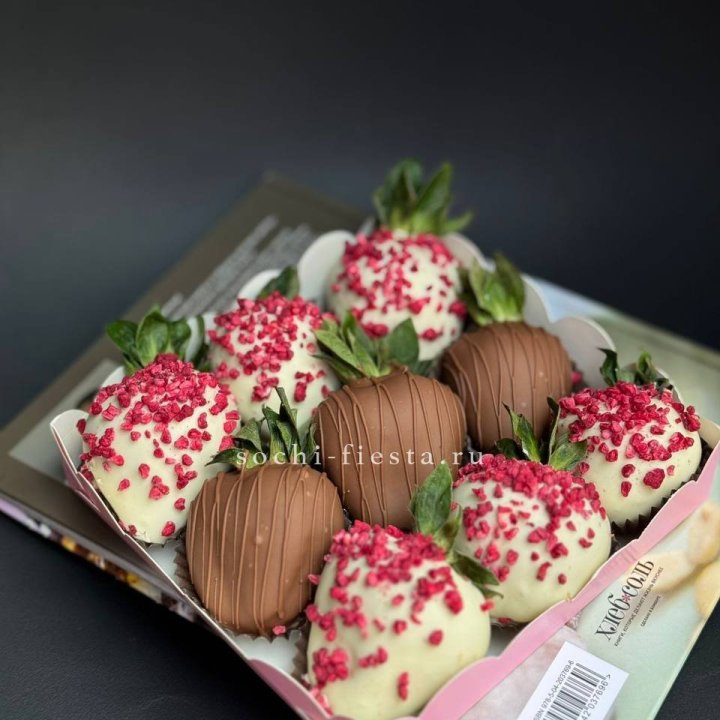 Клубника в шоколаде 9 ягод №2 с доставкой в Великом Новгороде