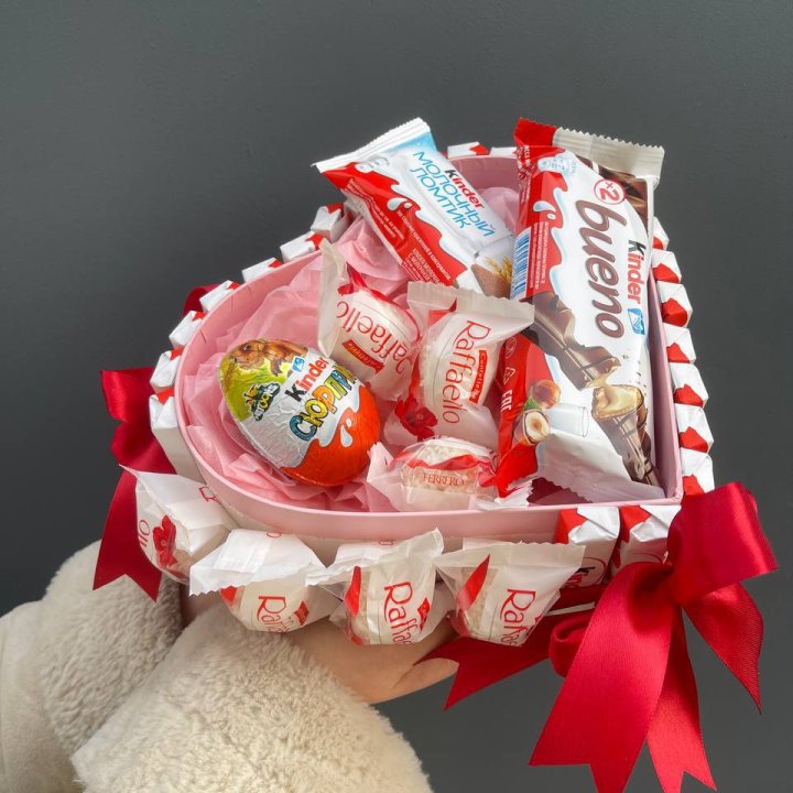 Бокс киндерами и раффаэлло в Великом Новгороде