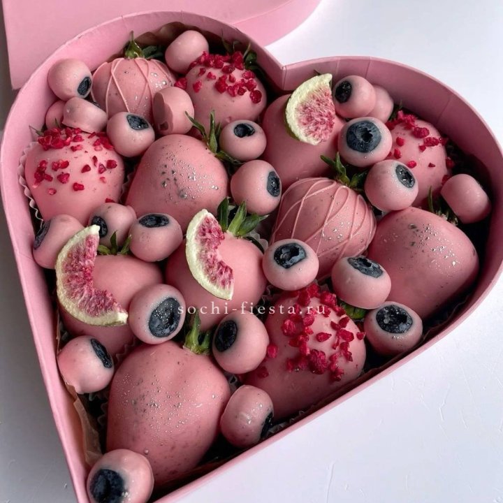 Клубника в шоколаде Сердце в Великом Новгороде