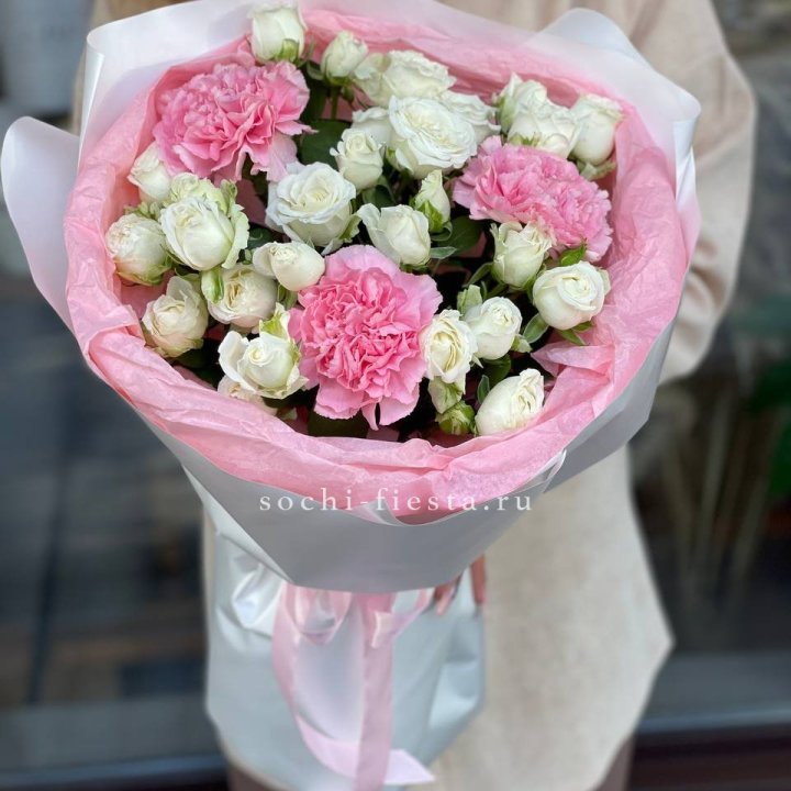 Букет розы с диантусами "Блэш" в Великом Новгороде