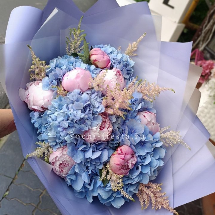 Дизайнерский букет с гортензией №3 в Великом Новгороде