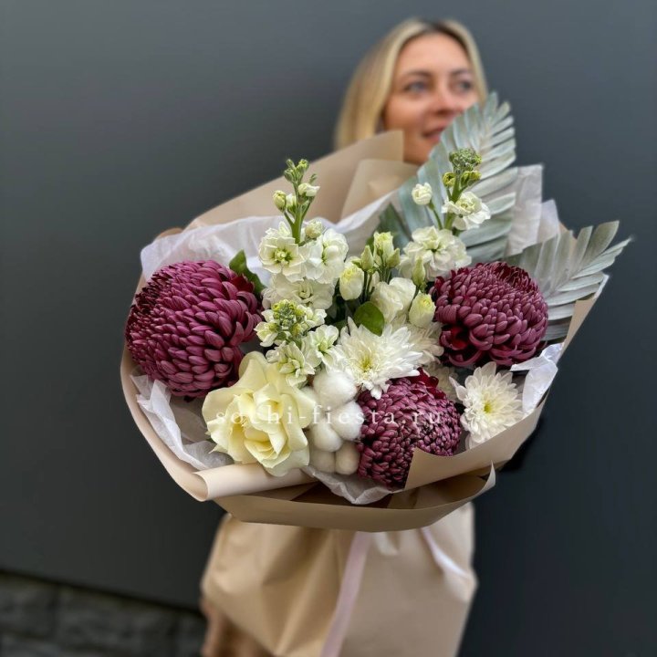 Хризантемы с маттиолой розами эустомой Чика в Великом Новгороде