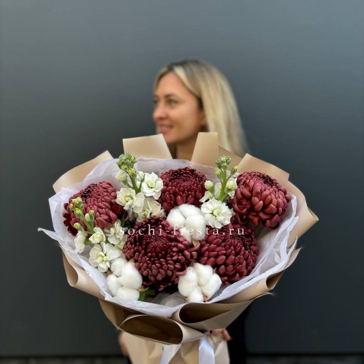 Хризантемы с маттиолой в Великом Новгороде