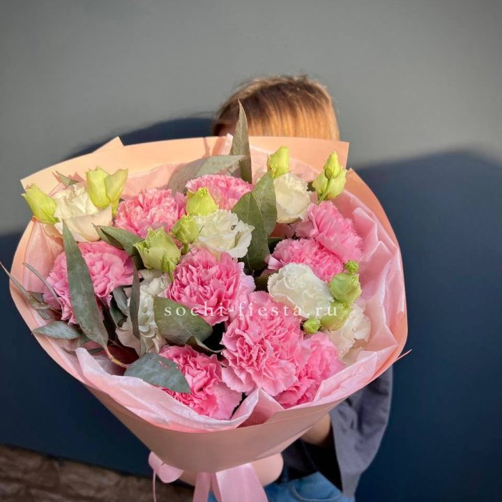 Букет гвоздик и  эустом "Сири" в Великом Новгороде