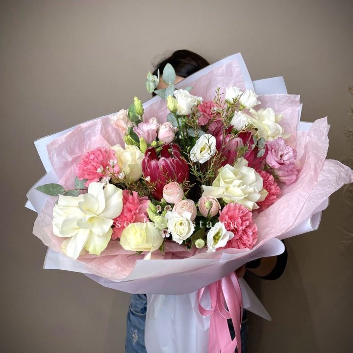 Букет с протеей, розами "Элеонора" в Великом Новгороде