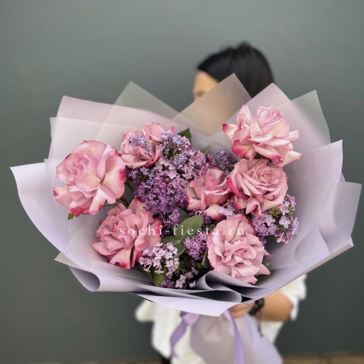 Букет из розовых роз и сирени в Великом Новгороде