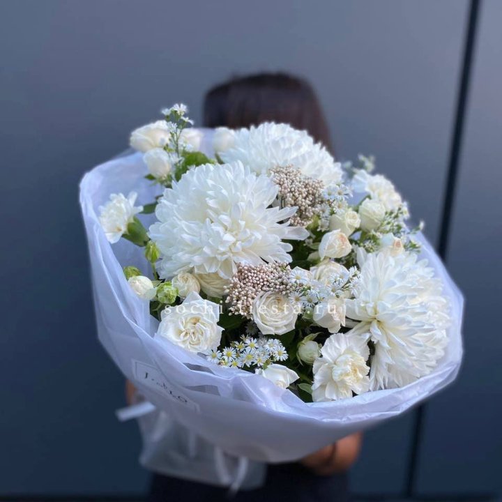 Букет хризантем и роз вайт шотс в Великом Новгороде