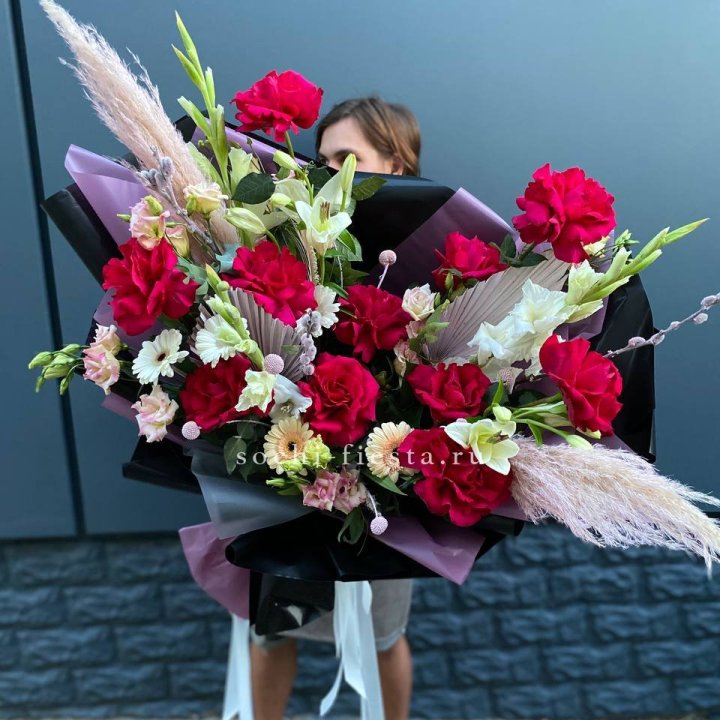 Дизайнерский букет Ред в Великом Новгороде