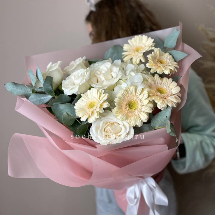 Букет роз, гортензии, гербер  в Великом Новгороде