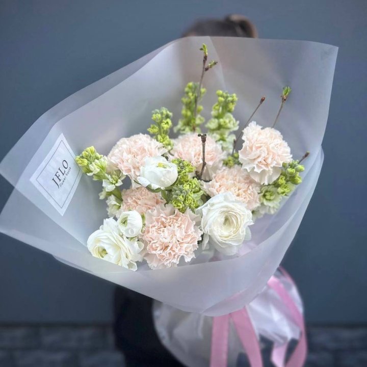 Букет маттиолы и ранункулюсов  в Великом Новгороде