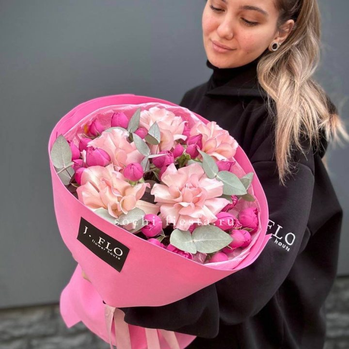 Букет французских и пионовидных роз "Ламиносо" в Великом Новгороде