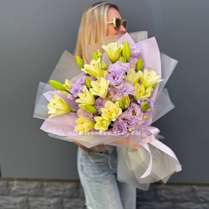  Букет лилий и эустом в Великом Новгороде