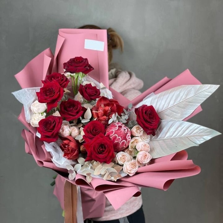 Дизайнерский букет "Ред Вильвет" в Великом Новгороде