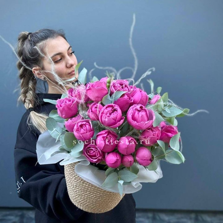 Пионовидные розы  в джутовом кашпо  в Великом Новгороде