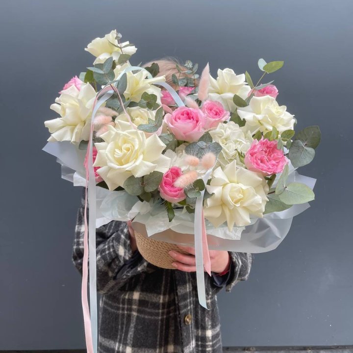 Кашпо с розами в Великом Новгороде