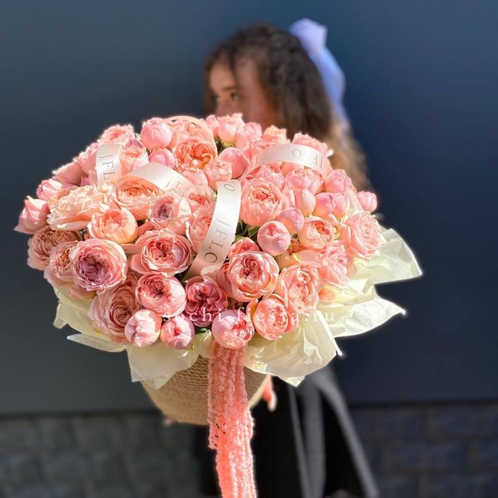 Кустовые розы Джульетта в джутовом кашпо в Великом Новгороде