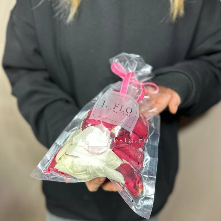 Лепестки роз в Великом Новгороде