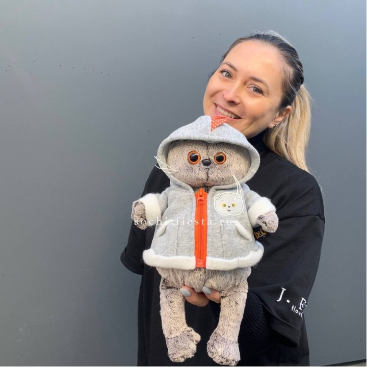 Кот Басик в толстовке в Великом Новгороде