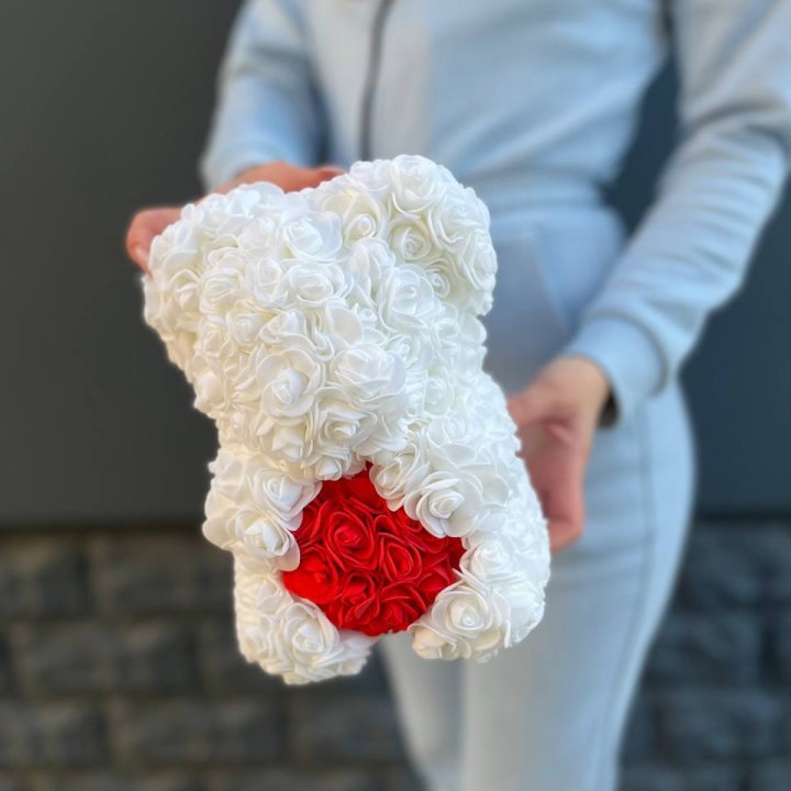 Медведь с красным седцем в Великом Новгороде