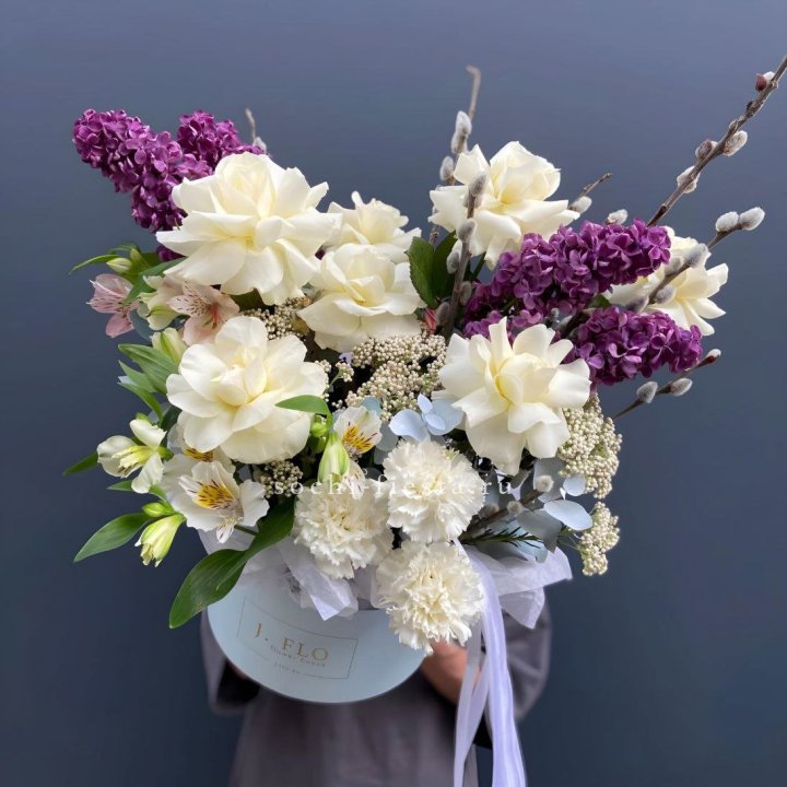 Цветочный бокс Французских роз и Сирени в Великом Новгороде