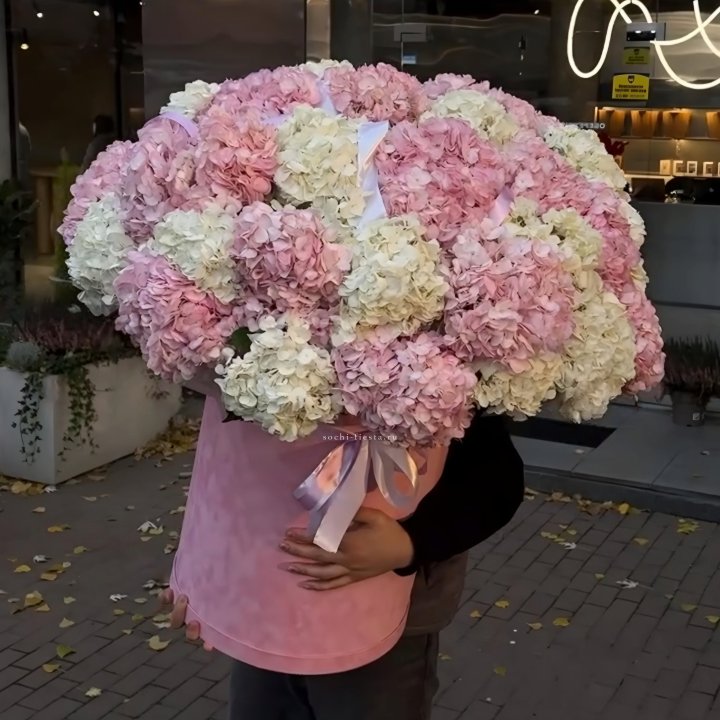 Дизайнерский цилиндр с гортензиями  в Великом Новгороде