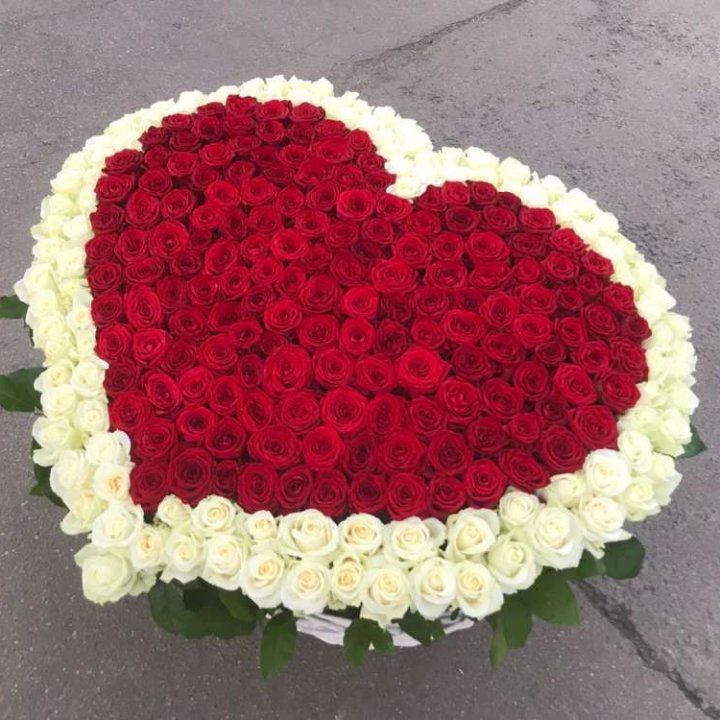 333 розы в корзине в Великом Новгороде