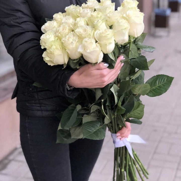 Голландские розы белые в Великом Новгороде