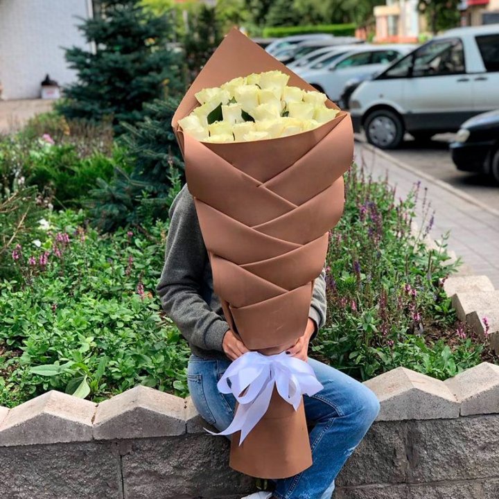 Голландские розы белые "Рыбка" в Великом Новгороде