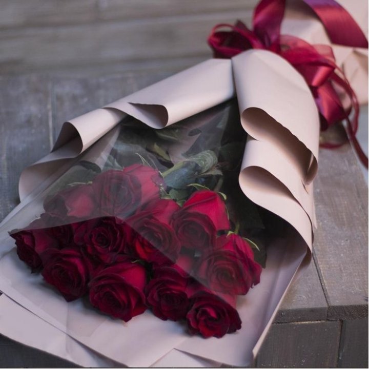 11 голландских роз в оформлении в Великом Новгороде