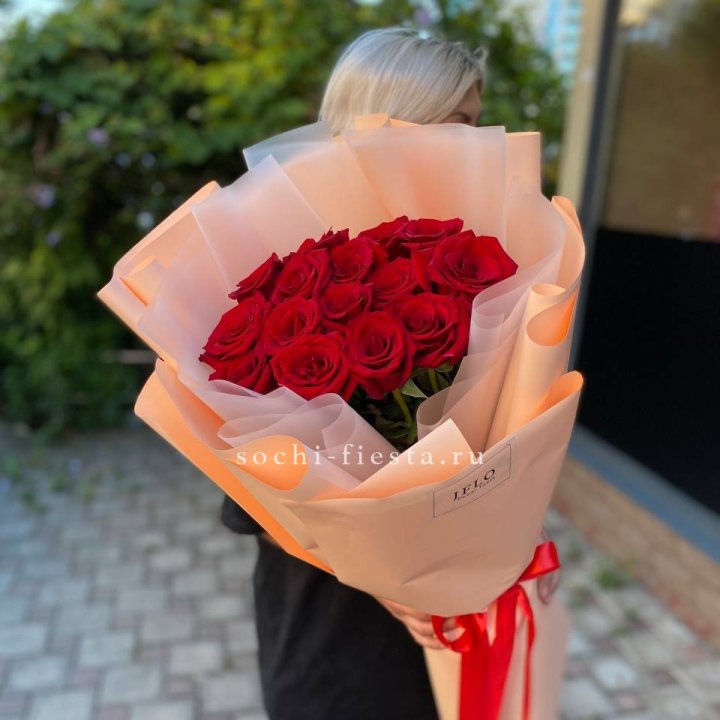 15 голландских роз в оформлении в Великом Новгороде