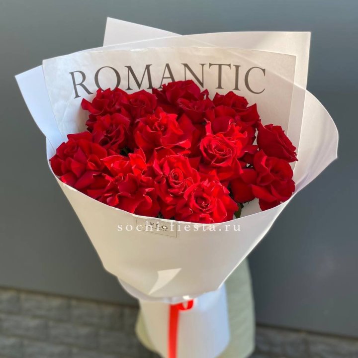 19 высоких роз в оформлении в Великом Новгороде
