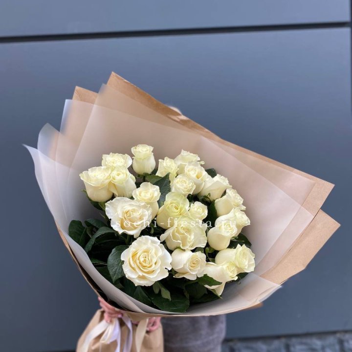  Букет  высоких белых роз   с доставкой в Великом Новгороде