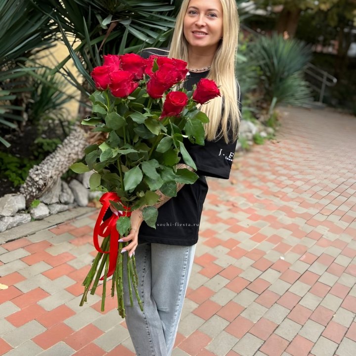 15 высоких красных роз в Великом Новгороде