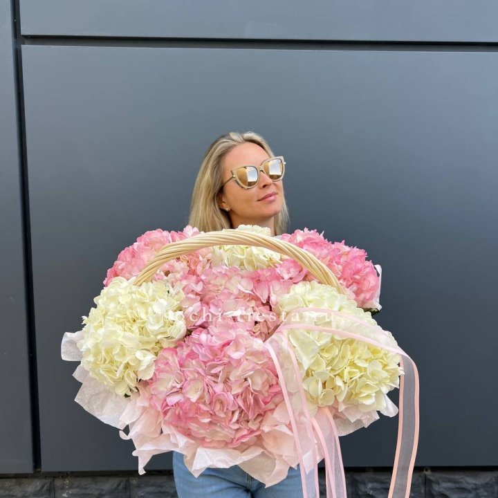 7 гортензий в корзине с доставкой в Великом Новгороде