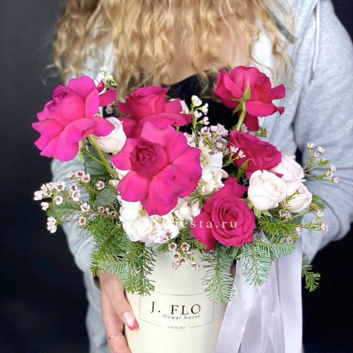 Новогодняя композиция в коробке пинк розе в Великом Новгороде