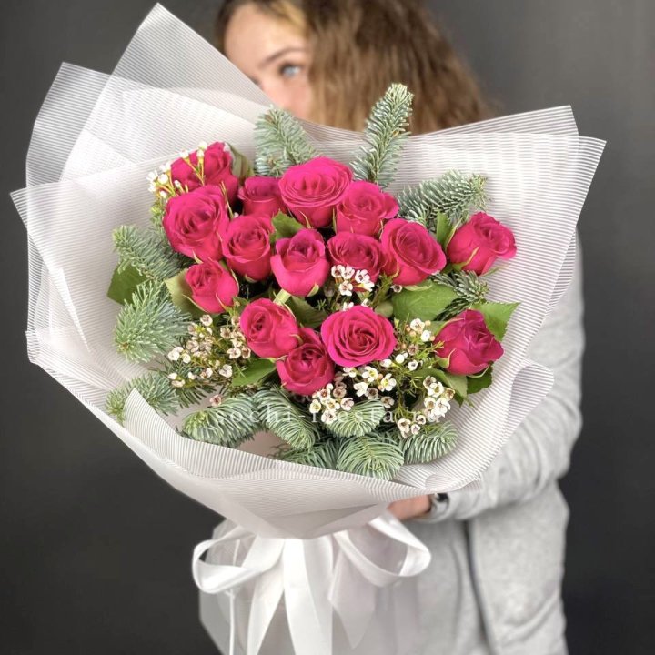 Новогодний букет Елки и Розы в Великом Новгороде