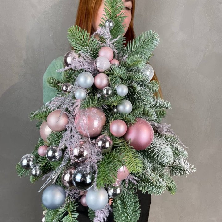 Новогодняя елочка "Розе голд" в Великом Новгороде