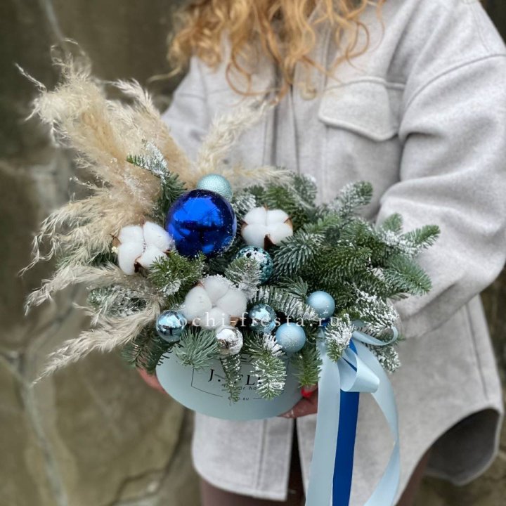 Новогодняя композиция в коробке блю в Великом Новгороде