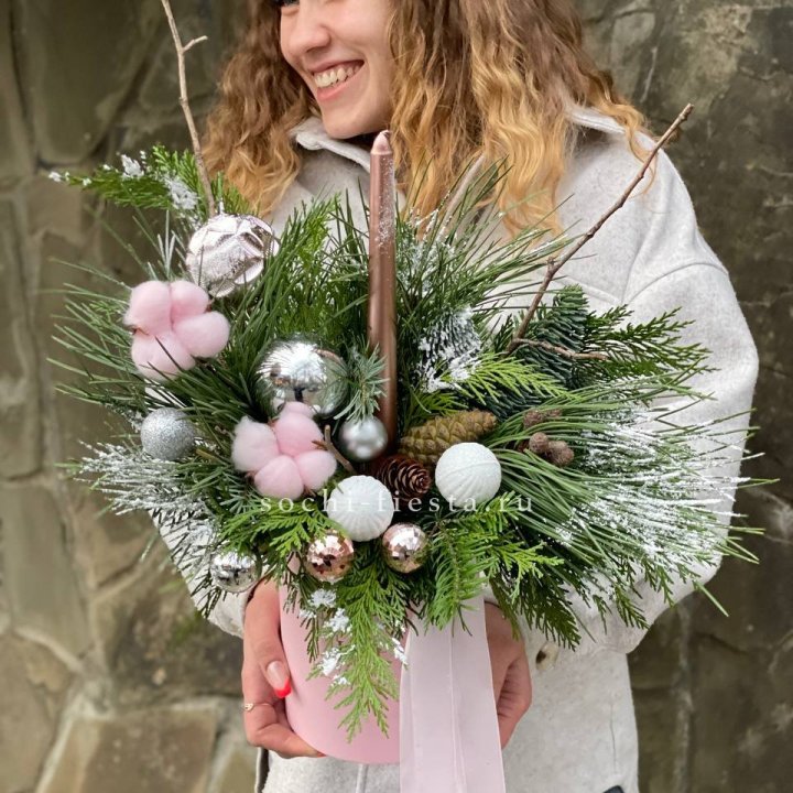 Новогодняя композиция в коробке пинк в Великом Новгороде