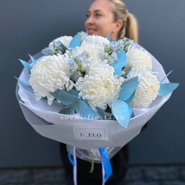 Букет хризантем Бигуди и дельфиниума  в Великом Новгороде