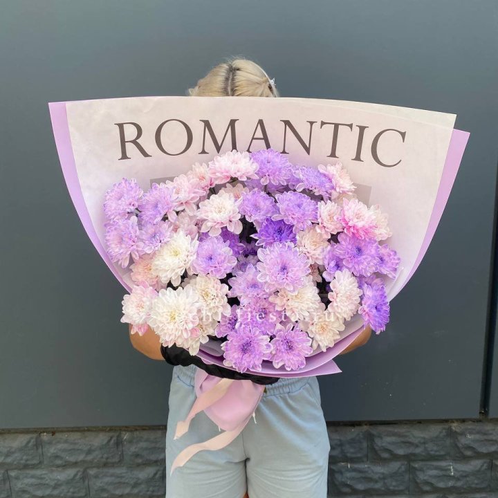 Букет сиреневых хризантем в Великом Новгороде