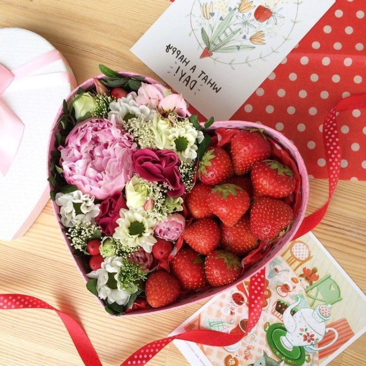 Бокс с клубникой и цветами в Великом Новгороде